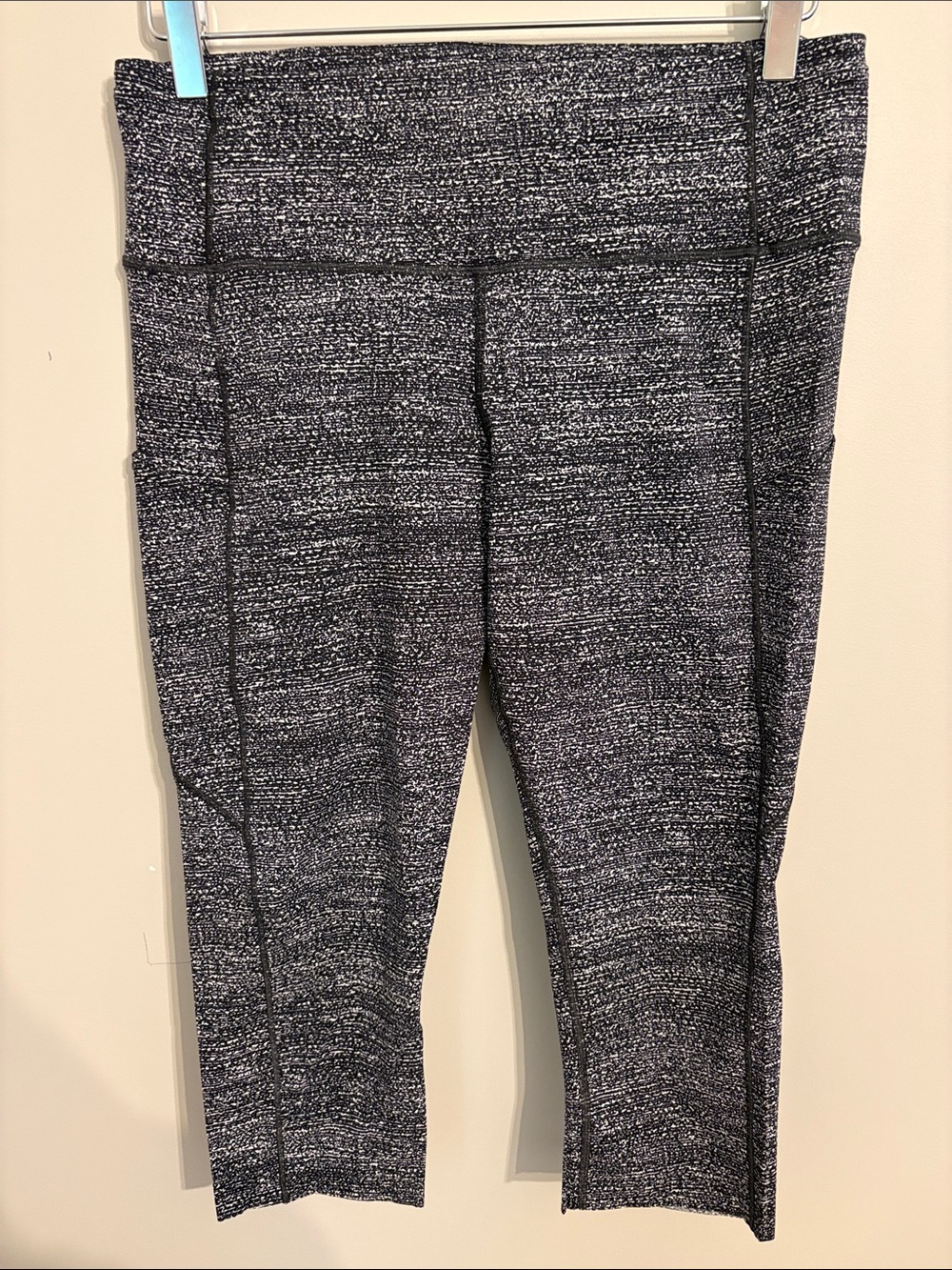 Lululemon Fast and Free High-Rise 19” Crop Leggings in Air Time White Black